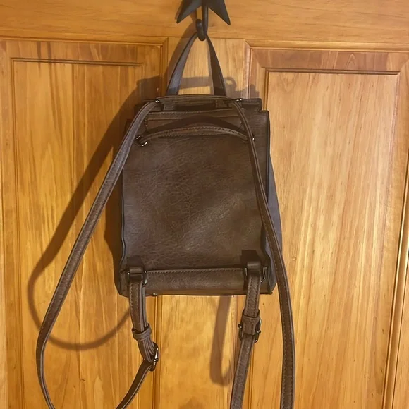 LIZ SOTO Abby Convertible
Crossbody/Backpack/Brown, EUC - Picture 5 of 12